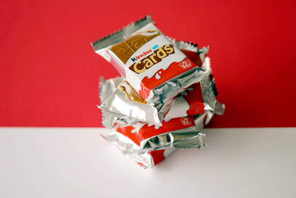 TERNOPIL, UKRAINE - 3 JUIN 2022 : Kinder Chocolate Cards pack de produits. Kinder est une ligne de confiserie de marque de confiserie multinationale italienne Ferrero. - Photo, image