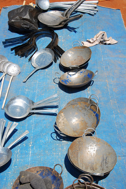 Pomerini-タンザニア-アフリカの市場に鍋の販売 - 写真・画像