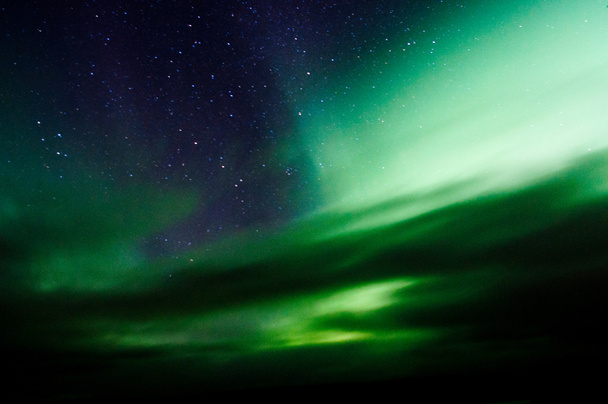 Luces boreales detrás de nubes
 - Foto, Imagen