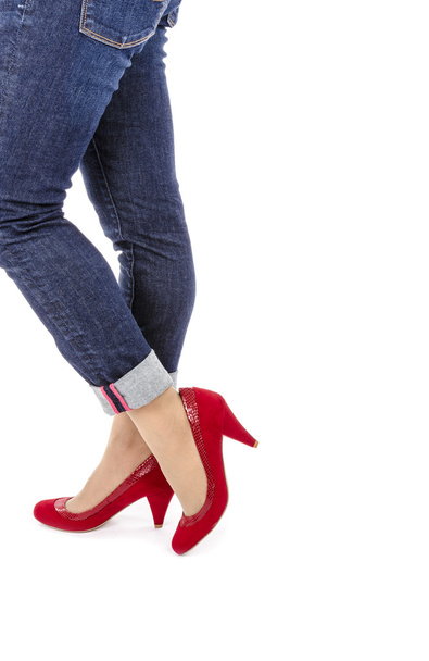 Nainen yllään Capri Farkut ja Red Suede High Heel kengät eristetty valkoinen
 - Valokuva, kuva