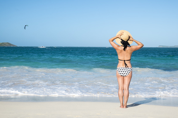 Mujer de pie en una playa
 - Foto, Imagen