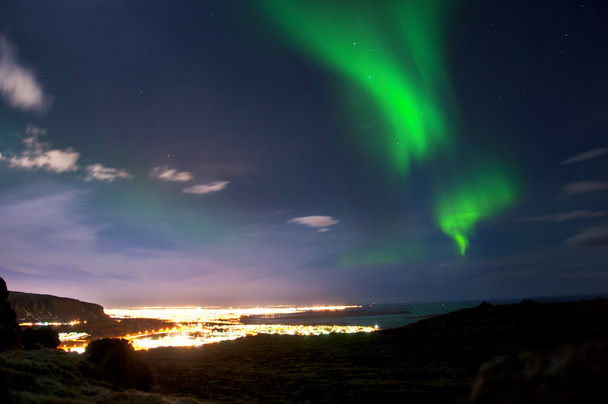 アイスランド レイキャビクの上のオーロラ - 写真・画像