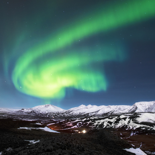 アイスランドのフィヨルドの上のオーロラ - 写真・画像