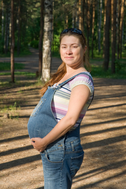 A pregnant woman to walk in the park. Sunny afternoon - Фото, зображення