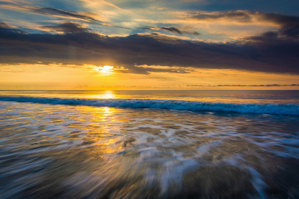 Sunrise over the Atlantic Ocean in Folly Beach, South Carolina. - Foto, Bild