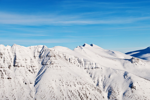 Ośnieżone szczyty górskie, zrobione w Islandii - Zdjęcie, obraz