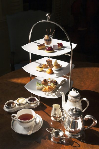 Set de thé haut avec dessert
 - Photo, image