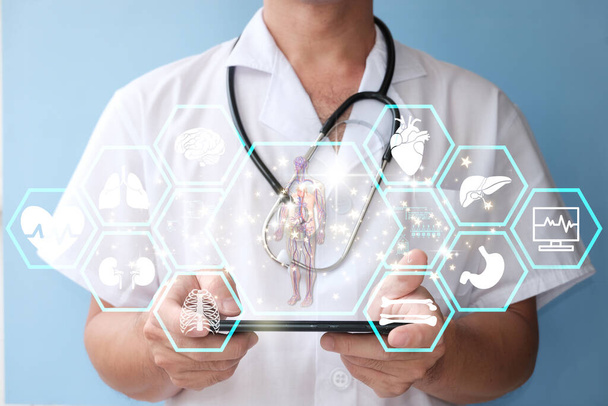 рука лікаря торкається віртуального екрану з цифровим планшетом, концепція здоров'я
 - Фото, зображення