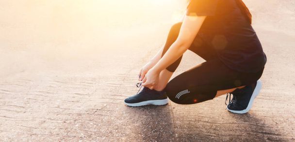 Joggingschuhe Frauen schnüren Schnürsenkel für den Herbst laufen im Waldpark Läufer versuchen Laufschuhe machen Sie sich bereit für jogging.jogging mädchen motivation heatlh und übung. - Foto, Bild