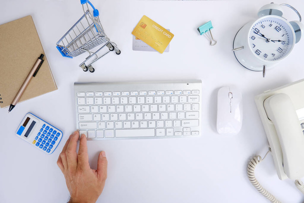 shopping cart with laptop, credit card and keyboard, top view - Foto, Bild