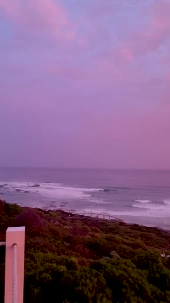 Auringonlasku De Hoopin luonnonsuojelualueella Etelä-Afrikka Western Cape, Etelä-Afrikan kaunein ranta, jossa on valkoiset dyynit de vanteen luonnonsuojelualueella, joka on osa puutarhareittiä.  - Materiaali, video