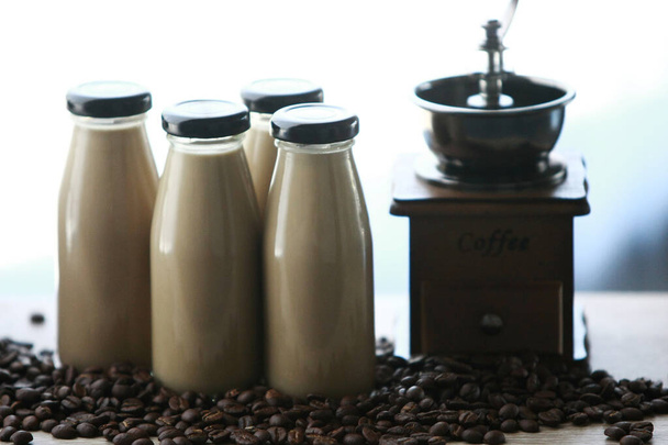 Ręczna szlifierka do kawy z ziarnem kawy i zestawem Drip Kettle - Zdjęcie, obraz