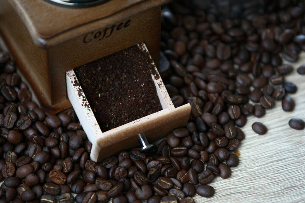 Μηχανικός μύλος καφέ με κόκκους καφέ και σετ βραστήρων σταγόνων - Φωτογραφία, εικόνα