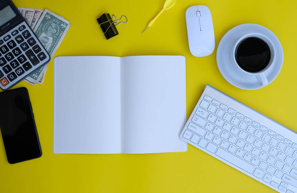 vista superior do teclado, material de escritório e notebook no fundo amarelo - Foto, Imagem