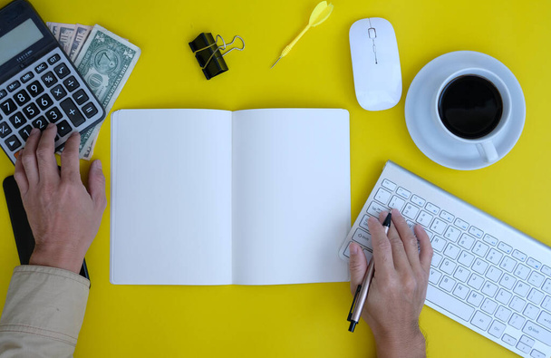 pohled shora na klávesnici, kancelářské potřeby a notebook na žlutém pozadí - Fotografie, Obrázek