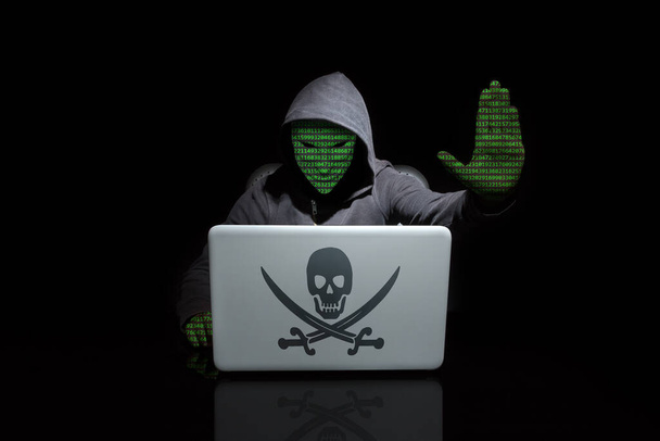 Anonyme au visage de chiffres avec un arrêt geste de piratage. Fond sombre - Photo, image