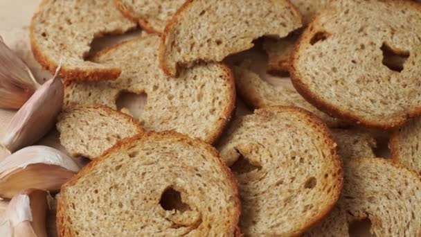 Mini rollos de pan horneado y ajo aislados sobre fondo de madera - Metraje, vídeo