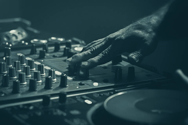 Disk Jockey mixér, jevištní vybavení DJ míchání s rukou. Zelený tón - Fotografie, Obrázek