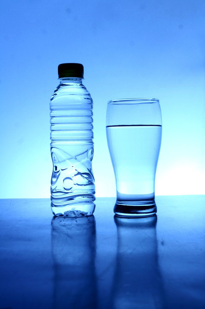bottiglia e bicchiere d'acqua - Foto, immagini