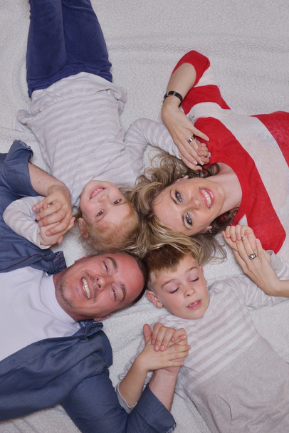 счастливая молодая семья дома
 - Фото, изображение