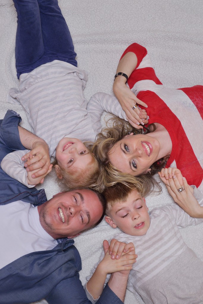 szczęśliwe młode rodziny w domu - Zdjęcie, obraz