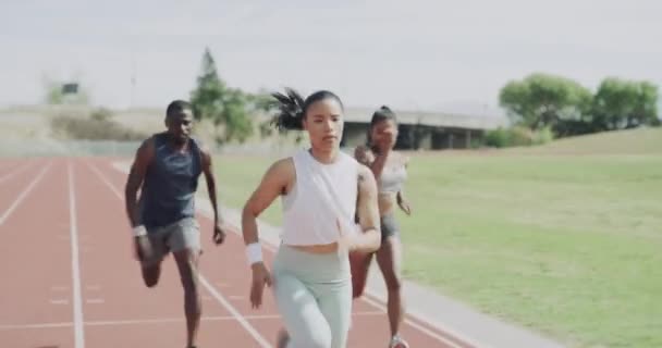4k video footage of a diverse group of track runners racing each other during practice. - Filmati, video