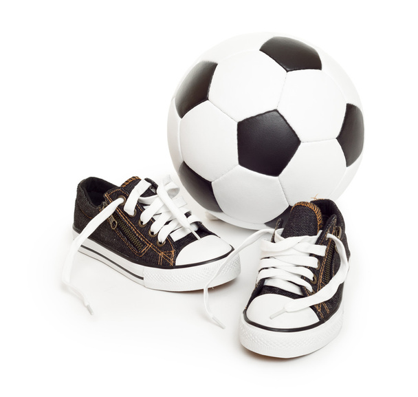 白のサッカー ボールとスポーツ シューズ - 写真・画像