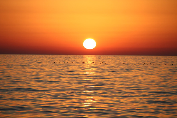 Красивый пейзаж с закатом и морем
 - Фото, изображение