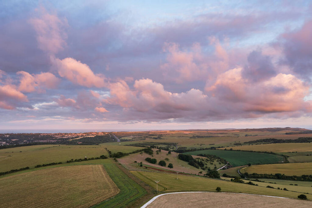 Piękny obraz krajobrazu drona powietrza South Downs NP o wschodzie słońca w lecie - Zdjęcie, obraz