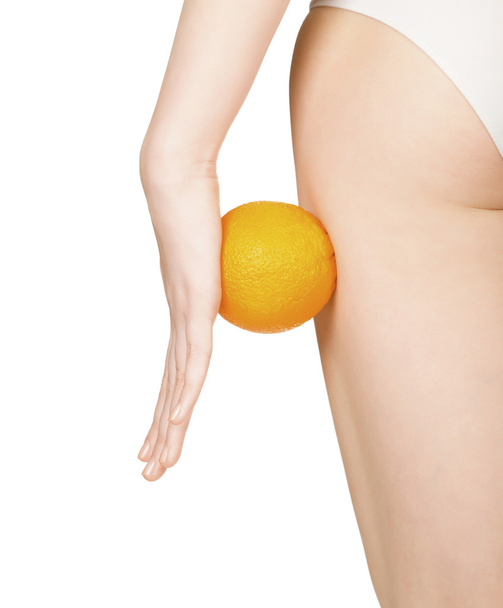 Bela figura feminina com laranja, isolada no backgroun branco
 - Foto, Imagem