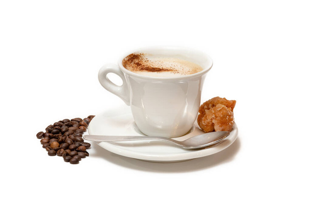 Tasse Kaffee mit Milch und Zimt, eine süße Beilage. Geröstete Kaffeebohnen - Foto, Bild