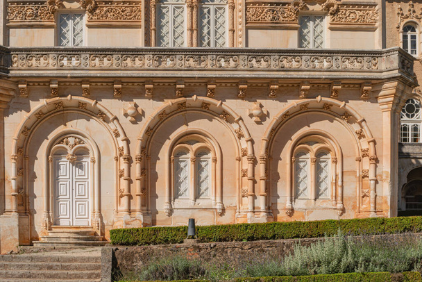A Bucaco palota homlokzati részletei kerttel Portugáliában. A palota 1888 és 1907 között épült Neo Manueline stílusban. Luso, Mealhada - Fotó, kép
