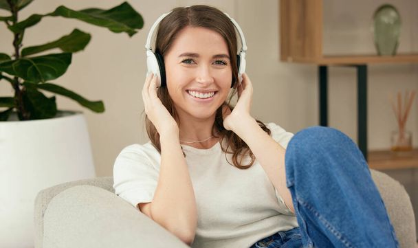 a young woman listening to music at home. - Foto, Imagen