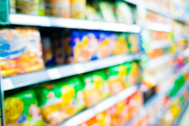 Abstrakti hämärtynyt supermarket ruokaa ja juomaa hyllyllä bokeh - Valokuva, kuva