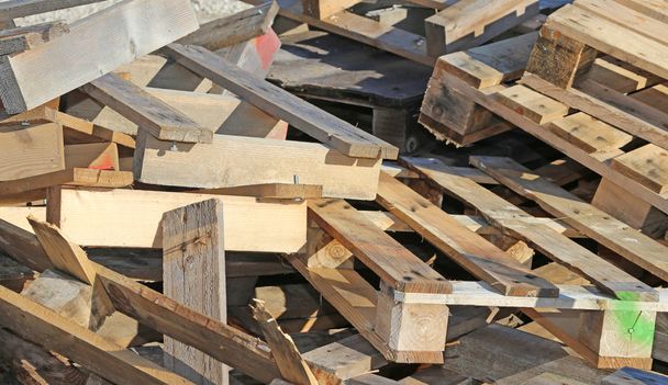 paletas de madera altamente inflamables
 - Foto, imagen
