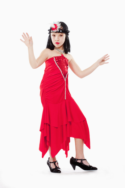 Dziewczynka w peruce i czerwona sukienka w stylu 1930ties - Zdjęcie, obraz