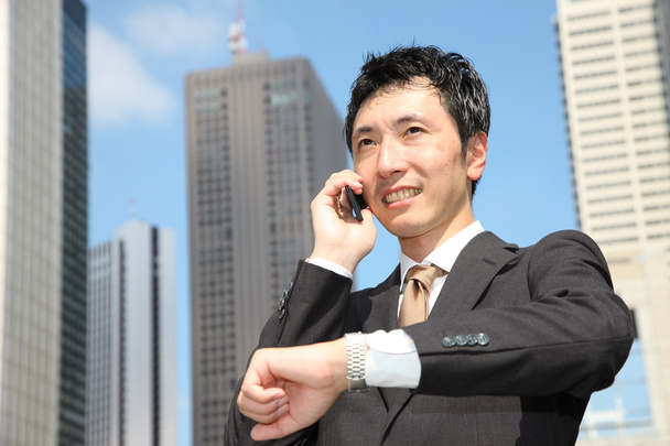 O homem de negócios japonês fala com um telefone móvel　 - Foto, Imagem