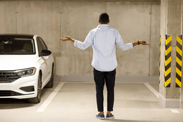 The African American man found his car missing. . Car theft concept High quality photo - Foto, imagen