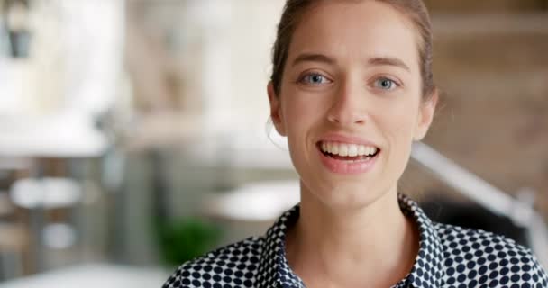 4k videofelvétel egy boldog fiatal üzletasszonyról az irodájában.. - Felvétel, videó