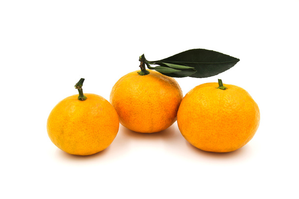 Fruit orange isolé sur fond blanc. - Photo, image