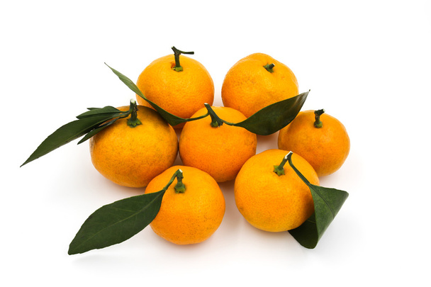 Fruto naranja aislado sobre fondo blanco. - Foto, imagen