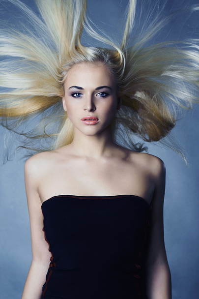 Szép nő, kék eyes.blond girl.healthy haj. Szépség salon.flying hair.haircare.blue háttér - Fotó, kép