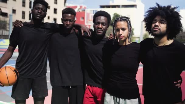 Gruppo di persone multirazziali divertirsi giocando a basket all'aperto - Urban sport lifestyle concept - Filmati, video