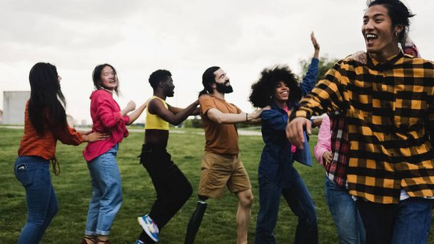 Jeunes amis multiraciaux s'amusant à danser ensemble dans le parc - Concept d'amitié et de diversité - Photo, image