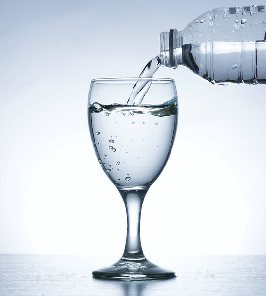 Foto de despejar água em SOUR GLASS - Foto, Imagem