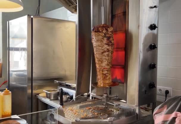 Θέρμανση περιστρεφόμενη σούβλα σε μέτρια φωτιά πλευρά και το μαγείρεμα κρέας για shawarma (doner, giros, doner kebab). - Πλάνα, βίντεο