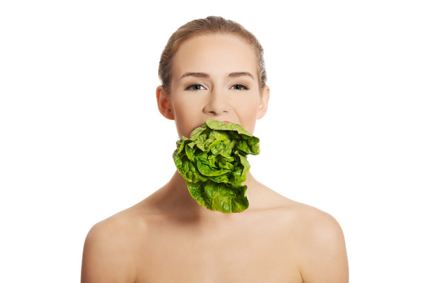 Woman eating lettuce - Foto, Imagen