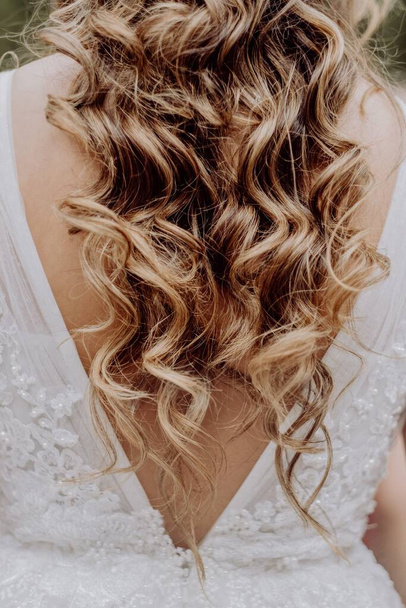 A bride with long beautiful curly hair - Foto, Bild