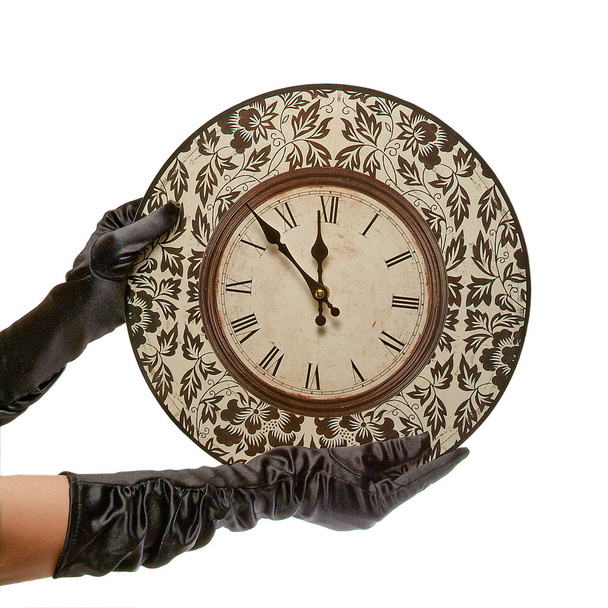 v černých rukavicích drží retro hodiny. izolované na bílém pozadí - Fotografie, Obrázek