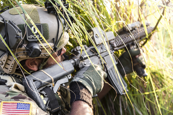Soldado americano apuntando su rifle al césped
 - Foto, imagen